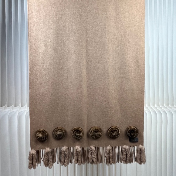 Elegant Tan Scarf with Fur Accents - Picture 5 of 16